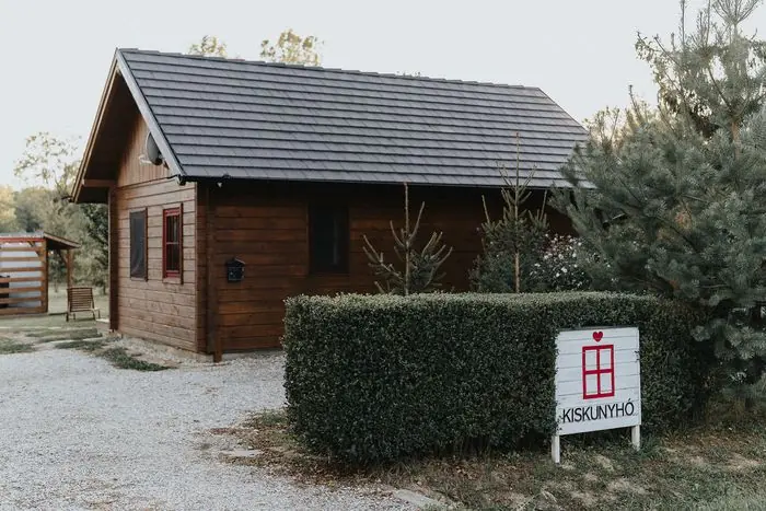 A bejárat és a piros ajtó