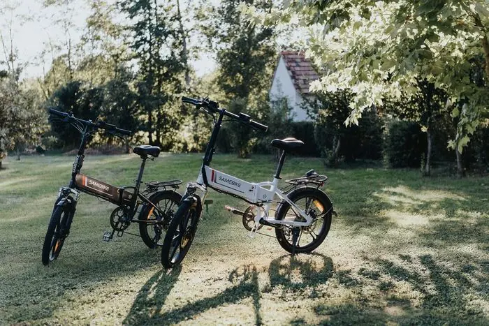 A két elektromos kerékpár a Kiskunyhó udvarán
