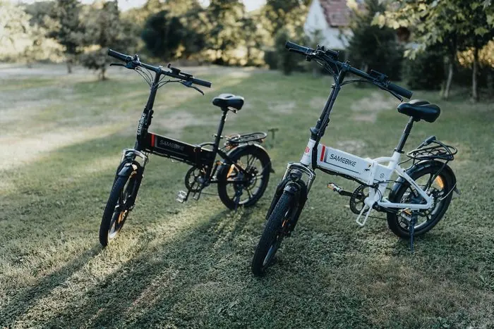 A két elektromos kerékpár a Kiskunyhó udvarán