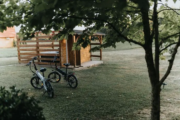 E-bike-ok a kertben, túrára készen