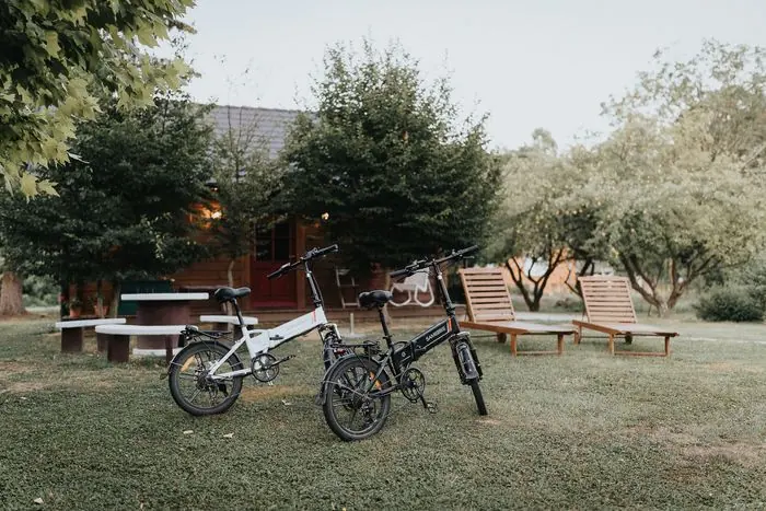 E-bike-ok a kertben, túrára készen