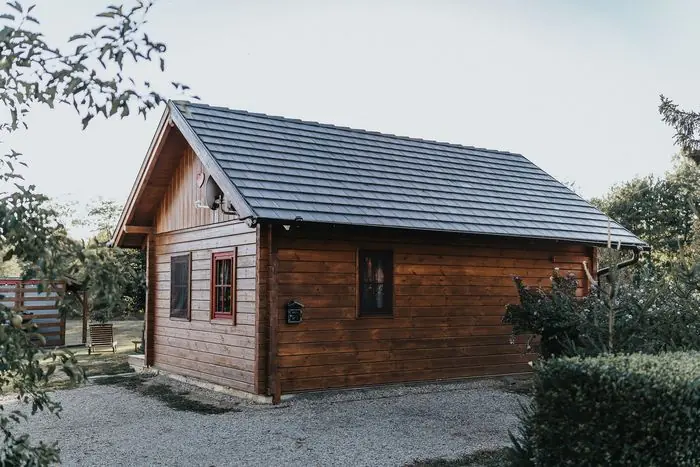 A gerendaház piros ablakkeretekkel, az Őrségben