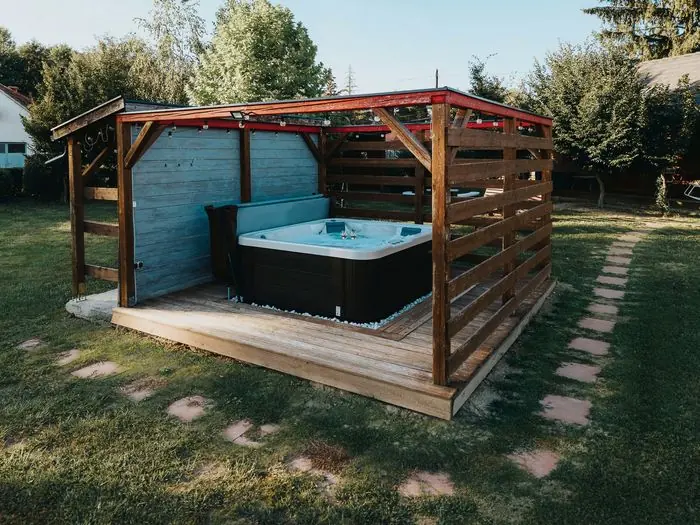 A jakuzzi pergolája a kert felől