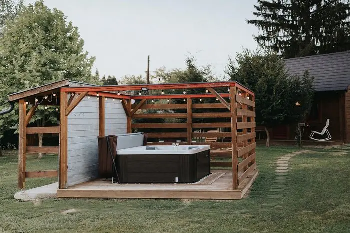 A jakuzzi pergolája a kert felől