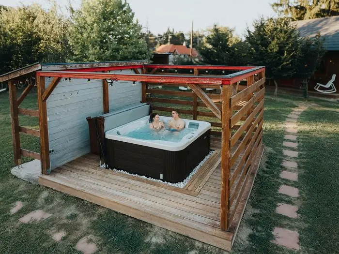 A jakuzzi pergolája a kert felől