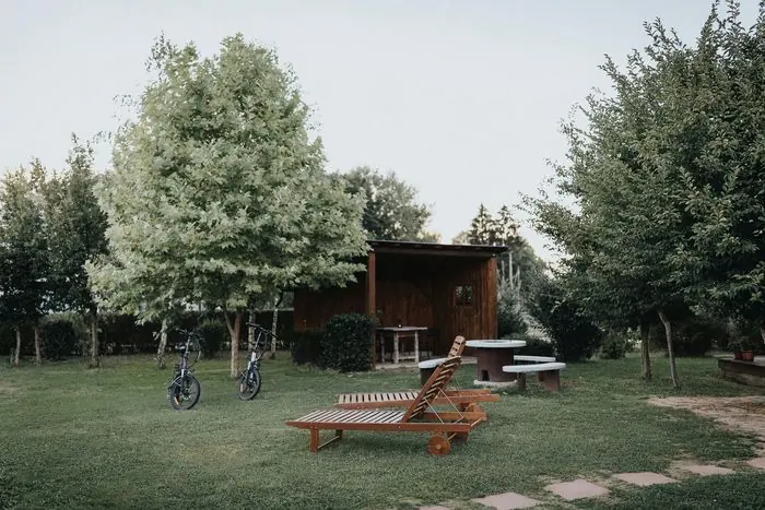Az 1750 m²-es kert a ház körül