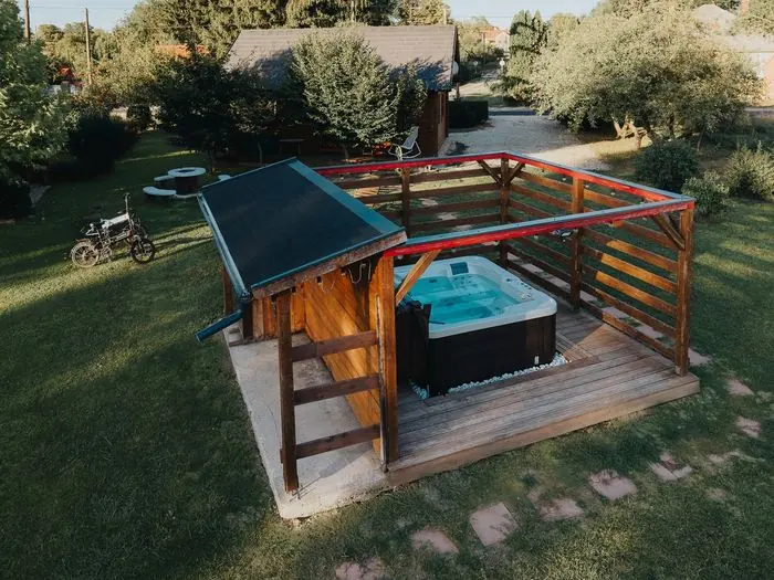 A jakuzzi és az udvar felülről