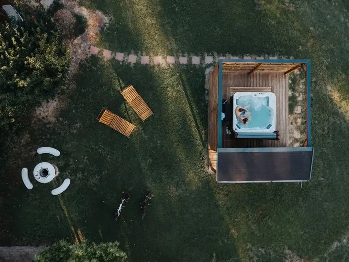 A jakuzzi és az udvar felülről
