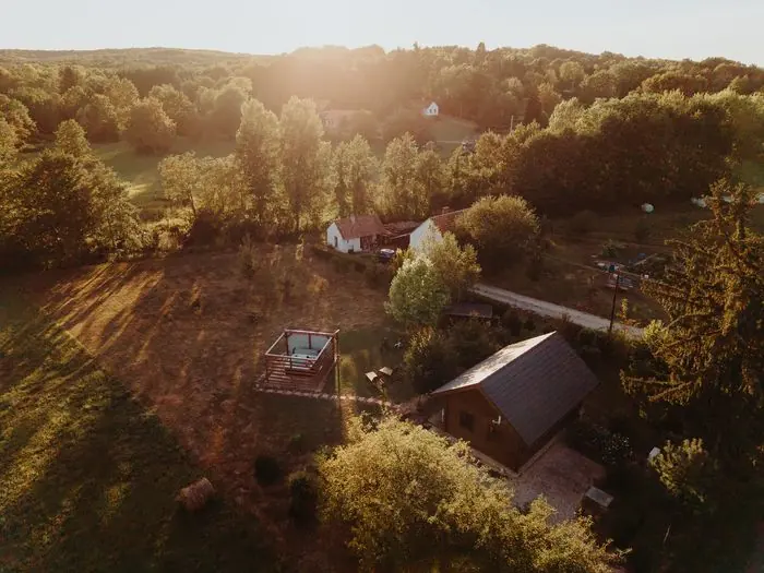 Az őrségi táj naplementében, madártávlatból