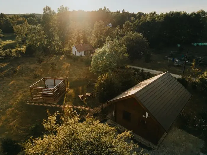 Az őrségi táj naplementében, madártávlatból