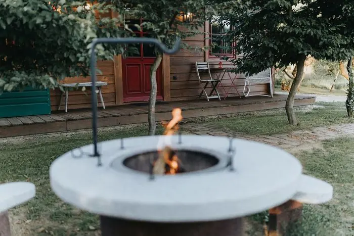 A kerti tűzrakóhely égő tűzzel