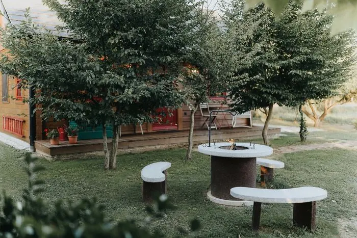 A kerti tűzrakóhely égő tűzzel