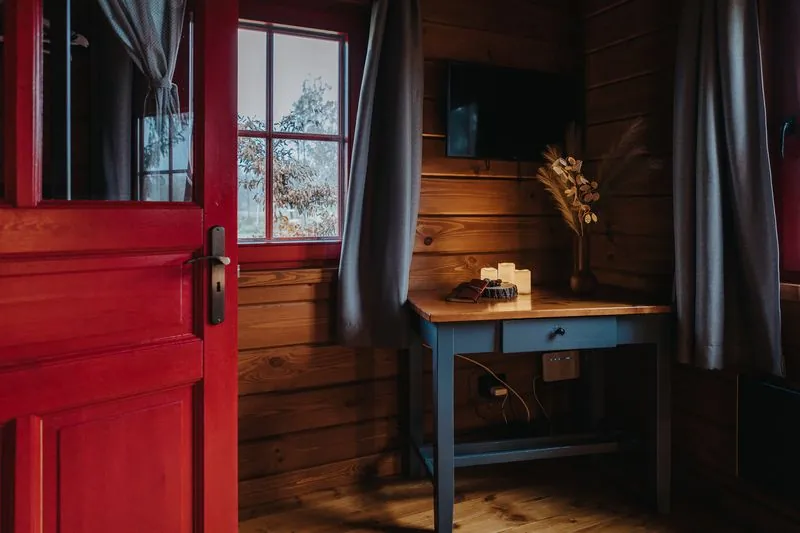 A piros bejárati ajtó és az íróasztal az előtérben