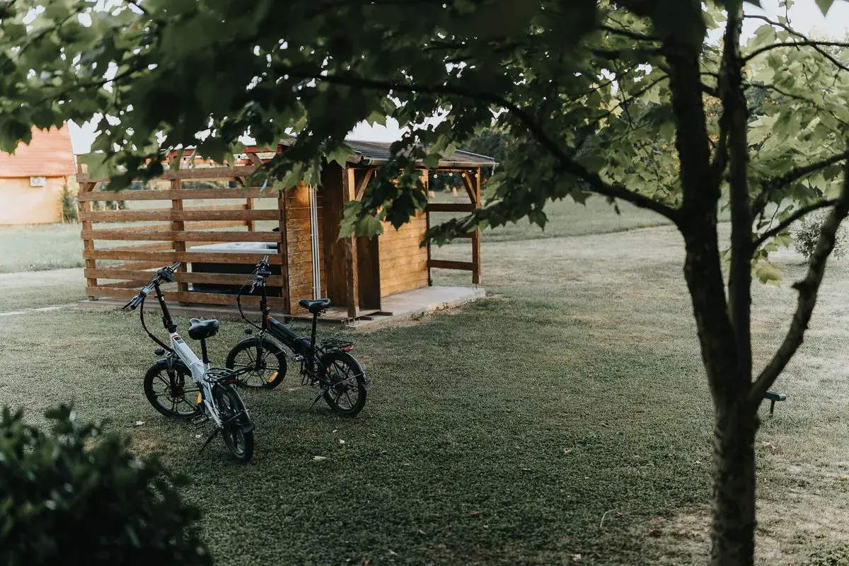 Két összecsukható elektromos kerékpár a Kiskunyhó udvarán, az Őrségben