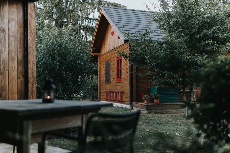 Kerti asztal lámpással a Kiskunyhó udvarán, esteledéskor