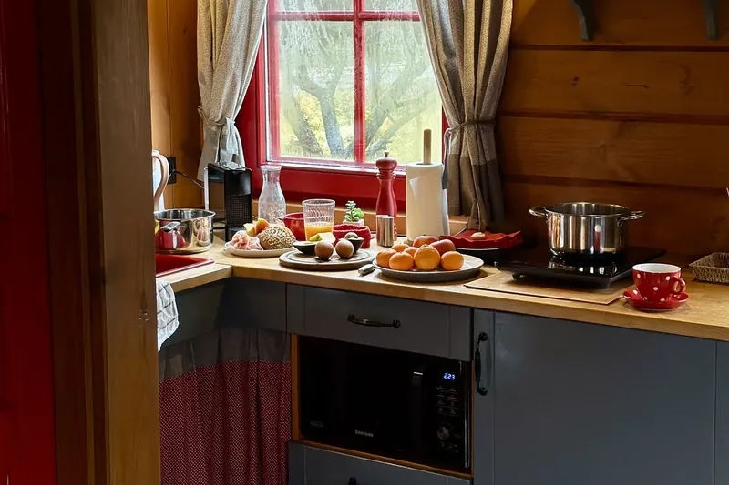 A Kiskunyhó konyhája a piros keretes ablakkal, reggelihez előkészítve