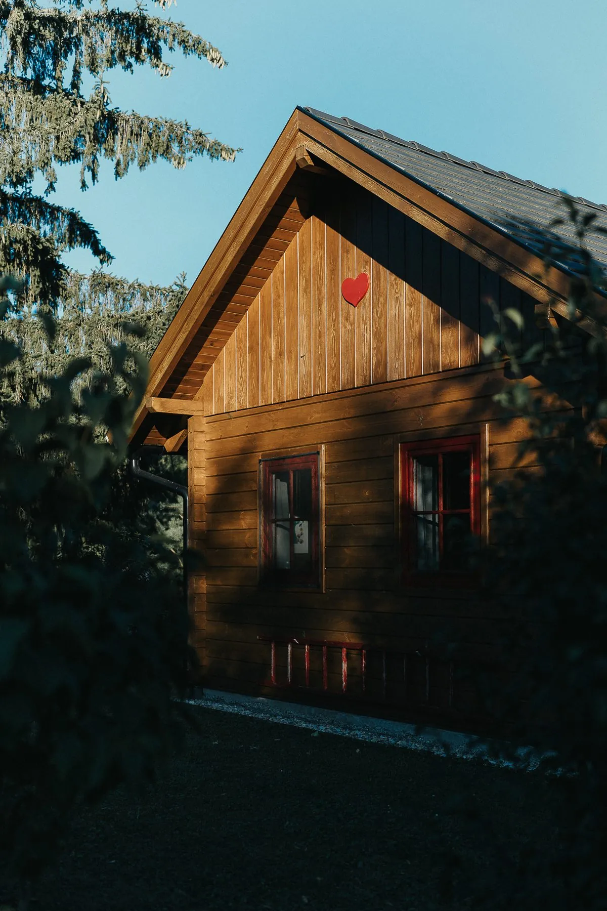 A Kiskunyhó oromfala a piros szívecskével